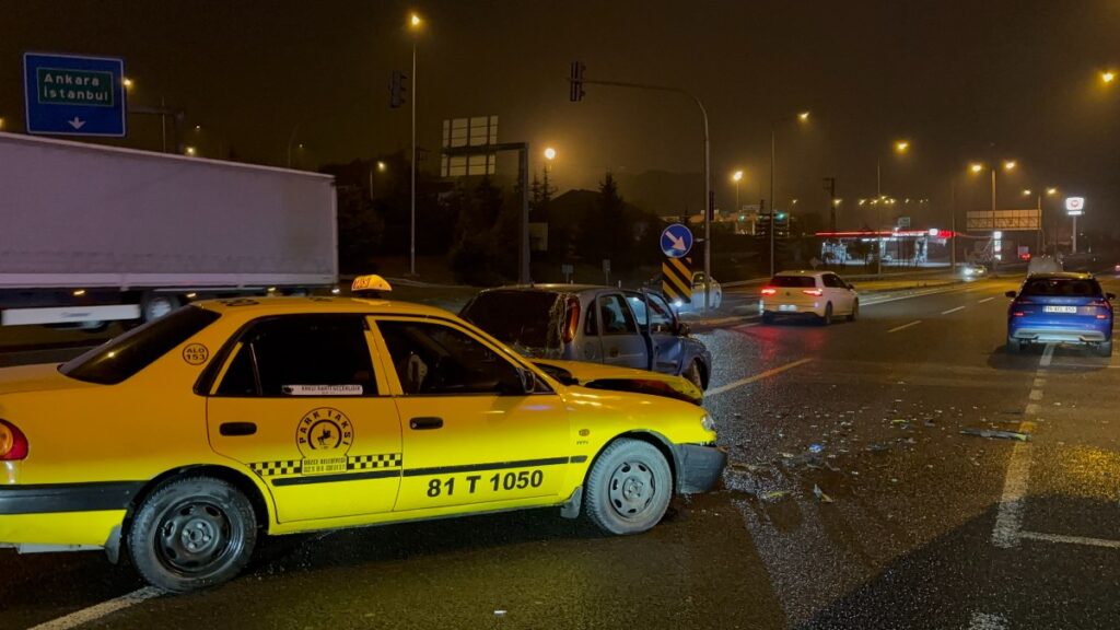 boluda iki otomobilin carpistigi kazada 3 kisi yaralandi 6nmUpjVc