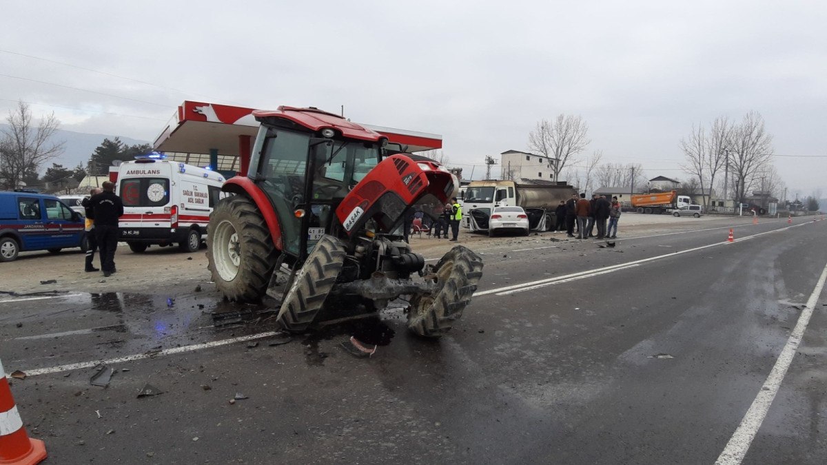 boluda traktorle otomobilin carpistigi kaza kameraya yansidi 0 ib17rfqX