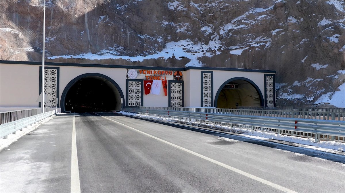 hakkari yuksekova yolundaki yenikopru tuneli trafige acildi 1 a8n7b2FY