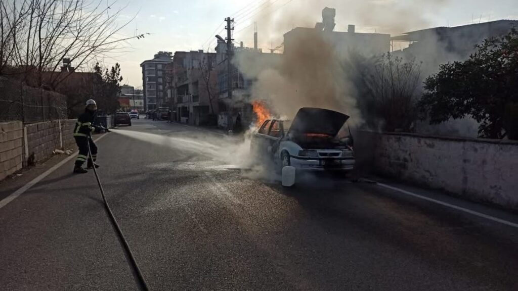 hatayda seyir halindeki otomobilden alevler yukseldi A99GkSuL