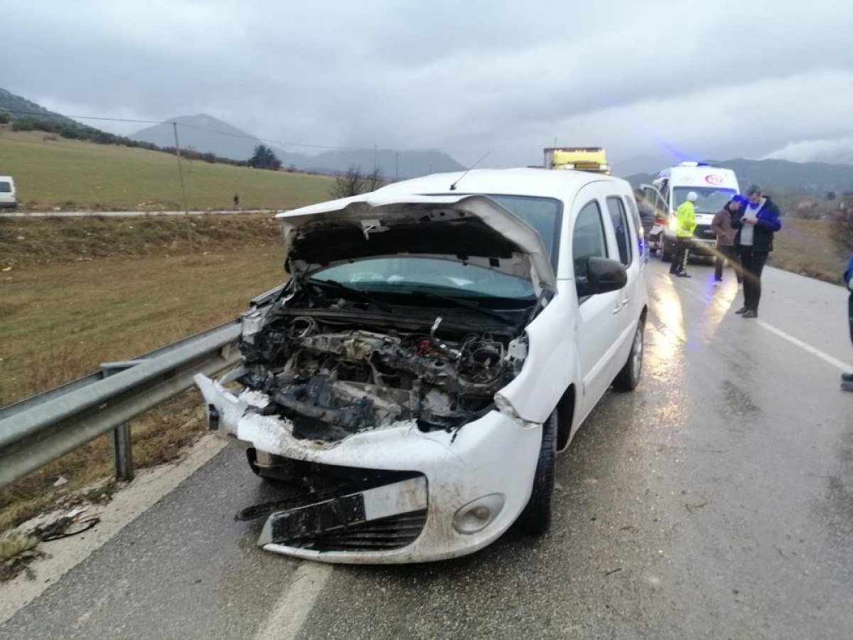 ispartada midibus ile sivil polis araci carpisti 2 yarali 1 I4RVUSaa