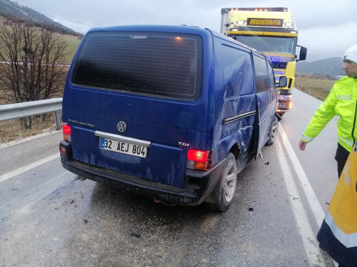 ispartadaki kazada midibus ile sivil polis araci carpisti 0 HP7I1HtT