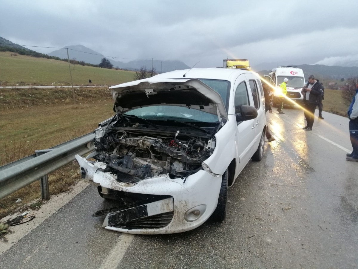 ispartadaki kazada midibus ile sivil polis araci carpisti 1 9zOyYh96