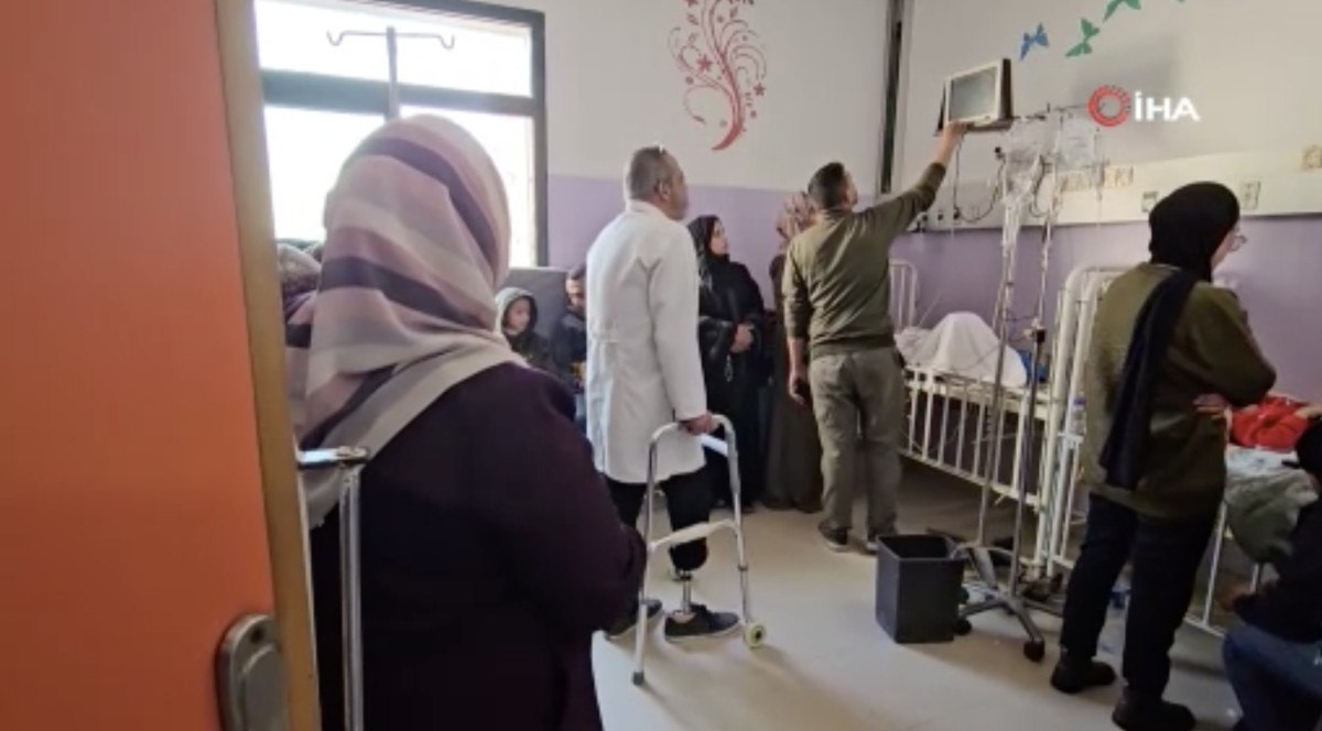 israil saldirilarinda bacagini kaybeden doktor hastahanede calismayi surduruyor 0 EhnwYDbH