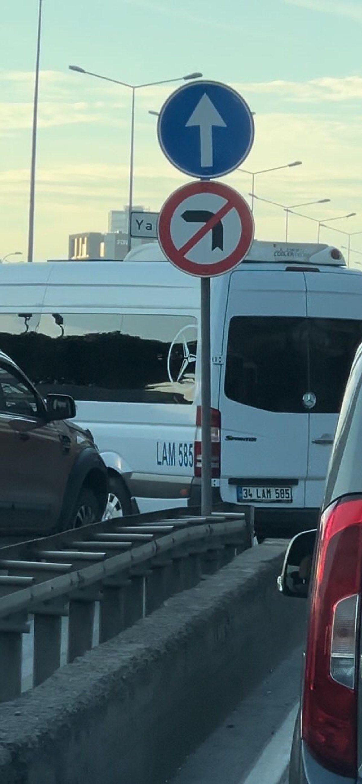 istanbul kartalda servis suruculeri trafigi tehlikeye atti 0 17E3kHzI