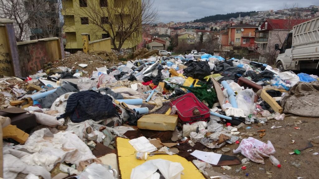 istanbul uskudarda mahalleli moloz ve cop yiginlarina isyan etti KTqzvbar