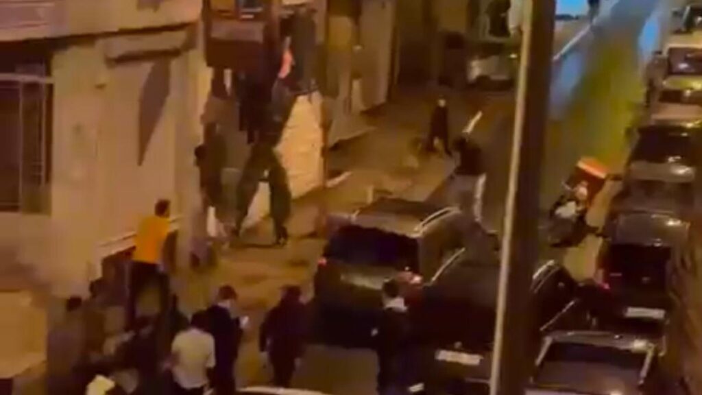 istanbulda darbedildi aracin camini kirdi 2LukpXjD