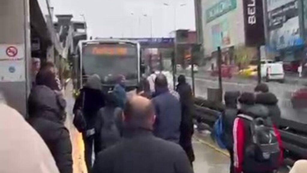 istanbulda durakta durmayan metrobusun onunu kestiler AQKhey7z