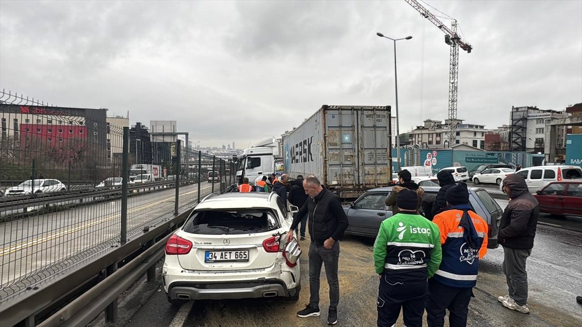 istanbulda makaslayan tir kaza yapti 1 yarali 0 6A37u37z