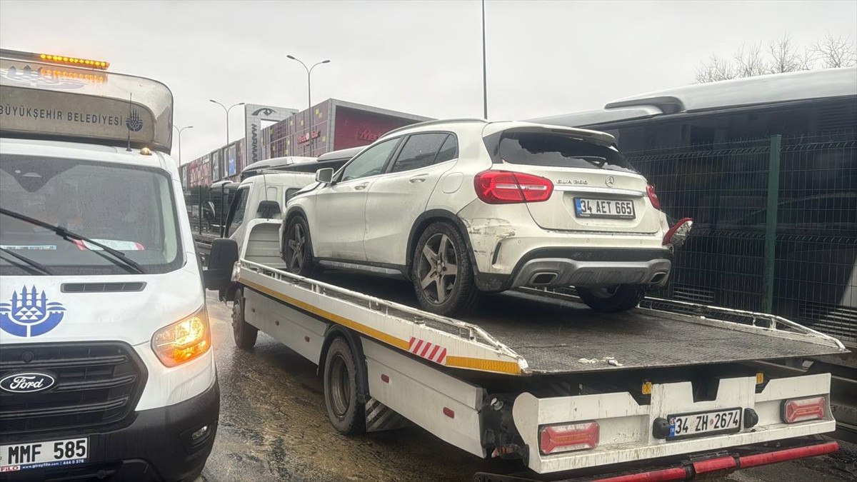 istanbulda makaslayan tir kaza yapti 1 yarali 1 npLL11hh