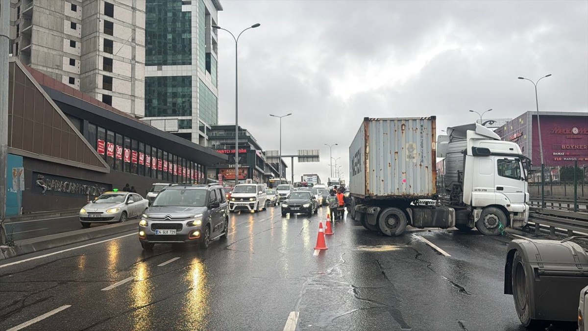 istanbulda makaslayan tir kaza yapti 1 yarali 2 GGAatA3G