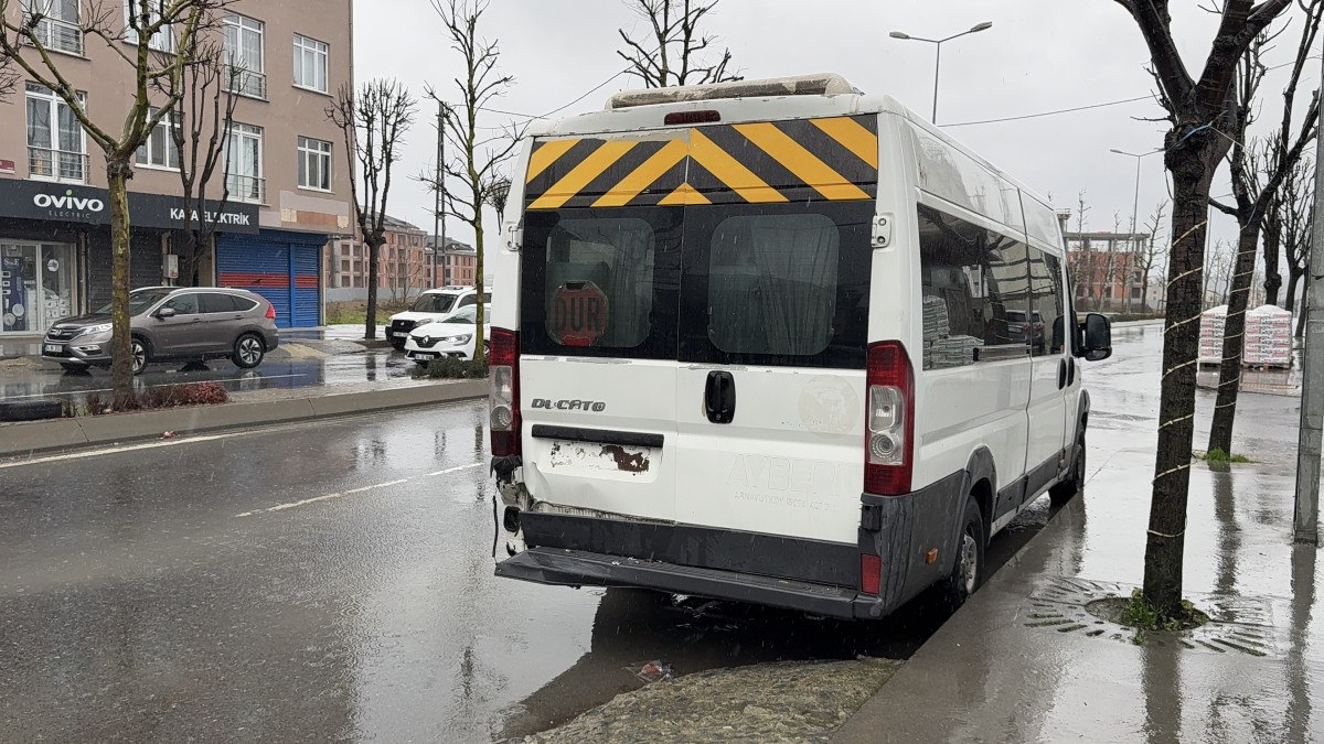 istanbulda park halindeki araca carpip surucu yerinden kactilar 0