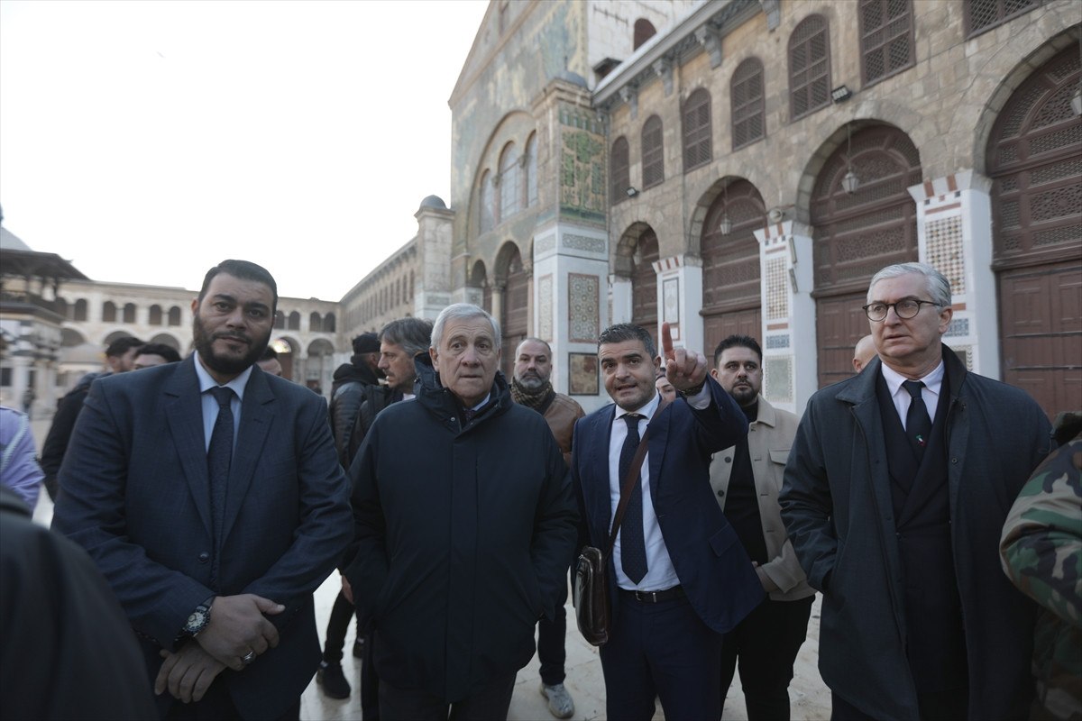 italya disisleri bakani antonio tajani emevi camiini ziyaret etti 6 LzeYQB9A