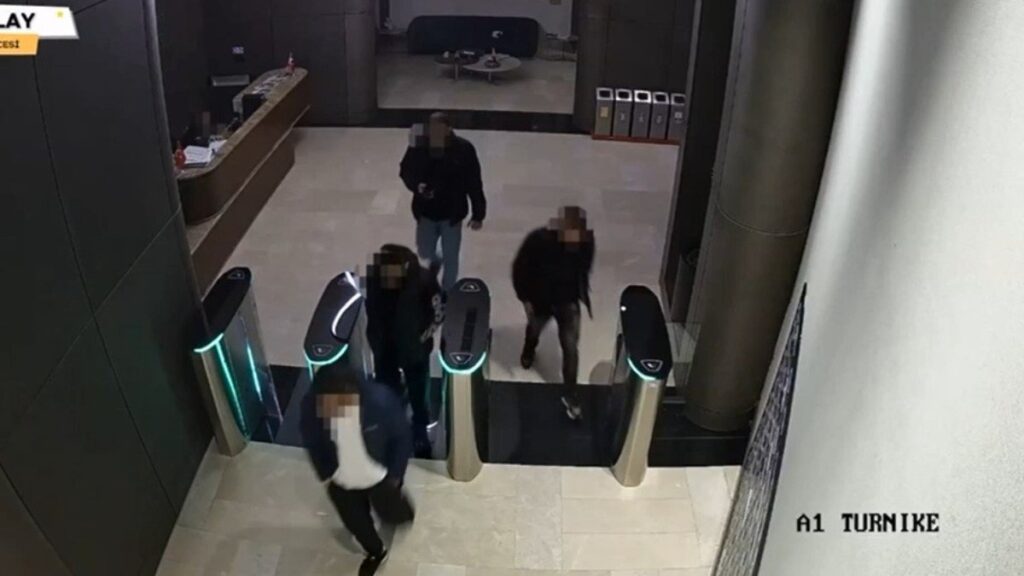 izmirde sahte polisler evlerine girdi kelepceleyip paralari gasbettiler 75hhO2BK