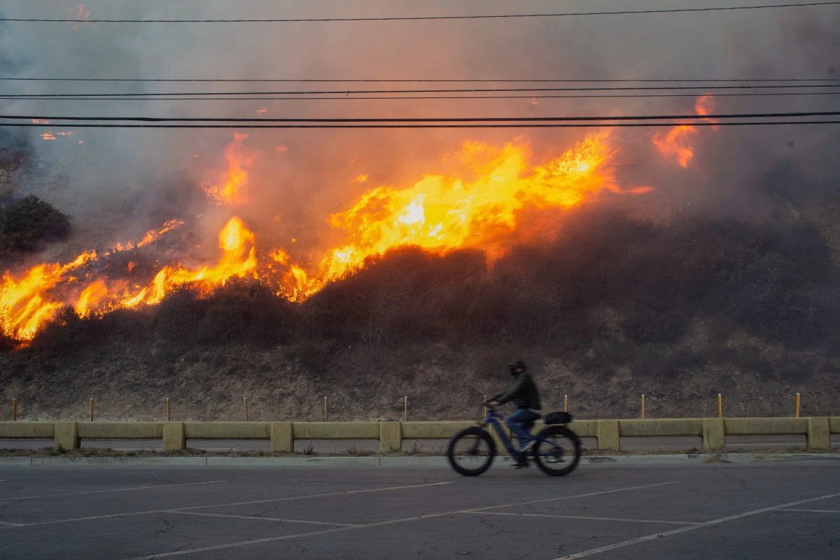 los angeles yangini suruyor 166 bin kisiye tahliye uyarisi 3