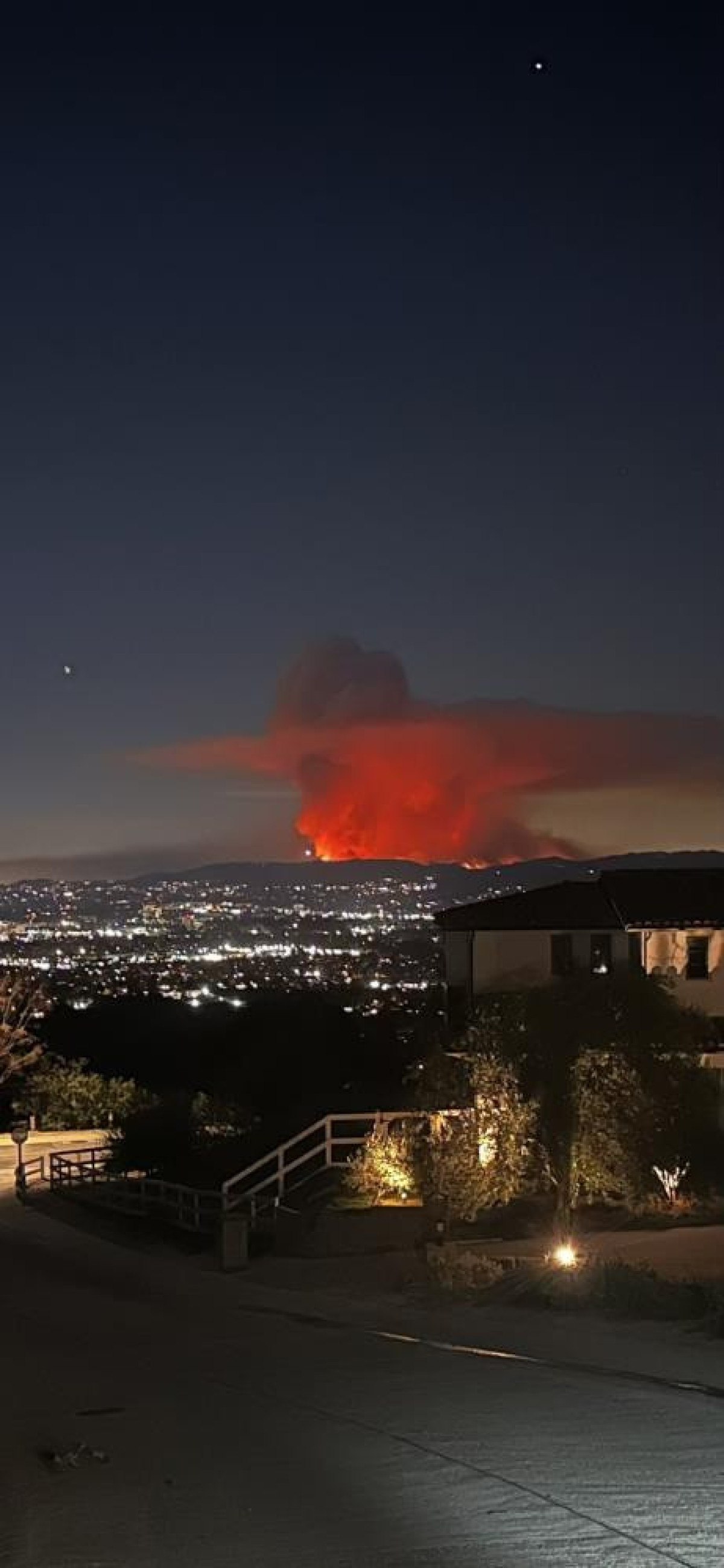 los angeles yanginlarinda hayatini kaybedenlerin sayisi 24e yukseldi 4 7Xs7rv7j