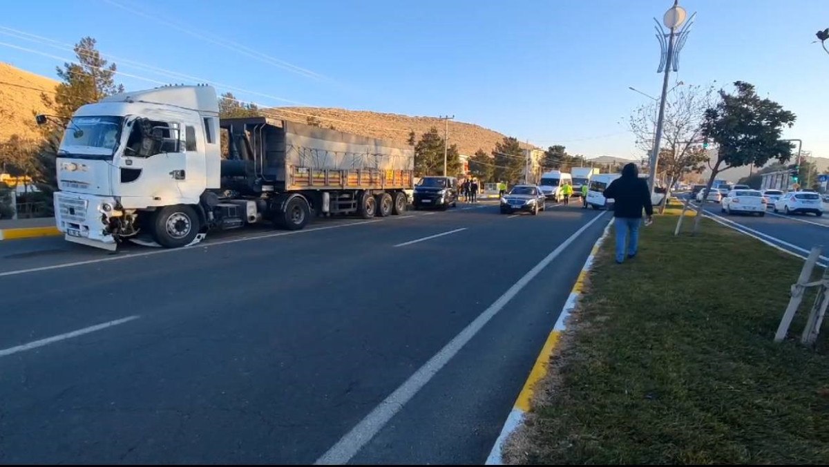 mardinde tir ile isci servisi carpisti 0