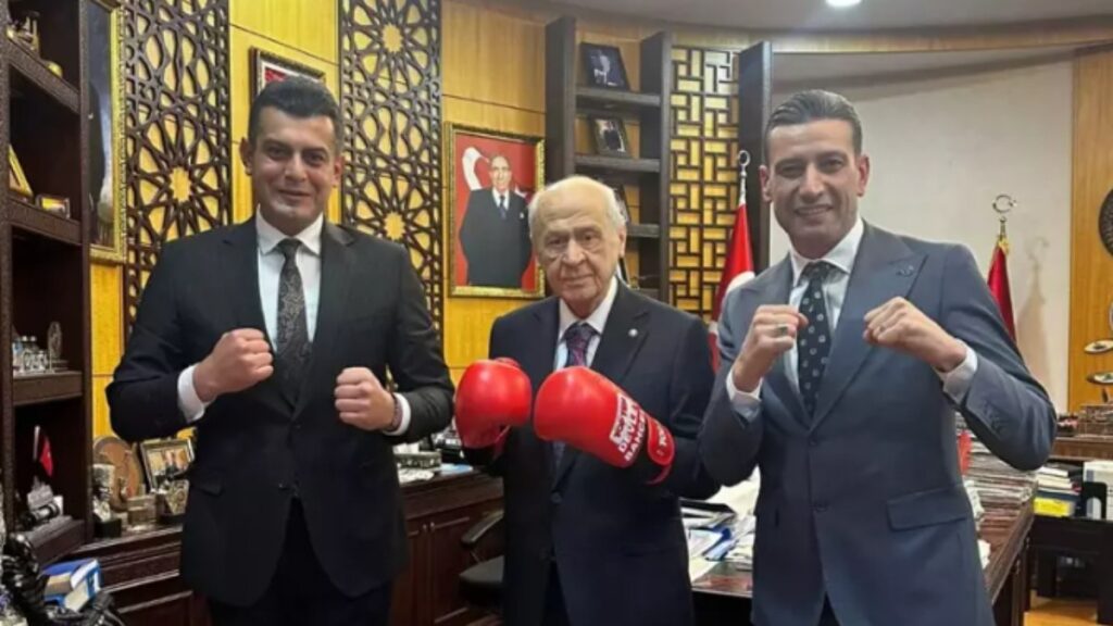 mhp genel baskani devlet bahceli boks eldiveniyle poz verdi FjDhv5nE