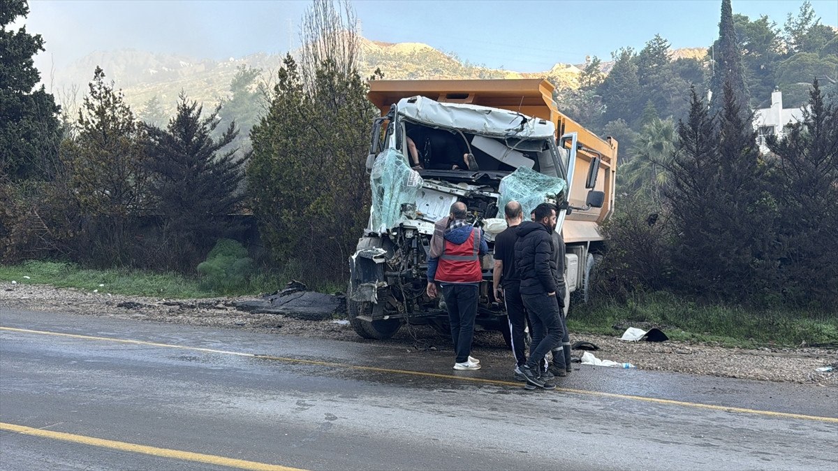 muglada iki hafriyat kamyonu carpisti 1 agir yarali 0 OEVzPP5e