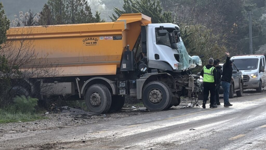 muglada iki hafriyat kamyonu carpisti 1 agir yarali ZViOFfqQ