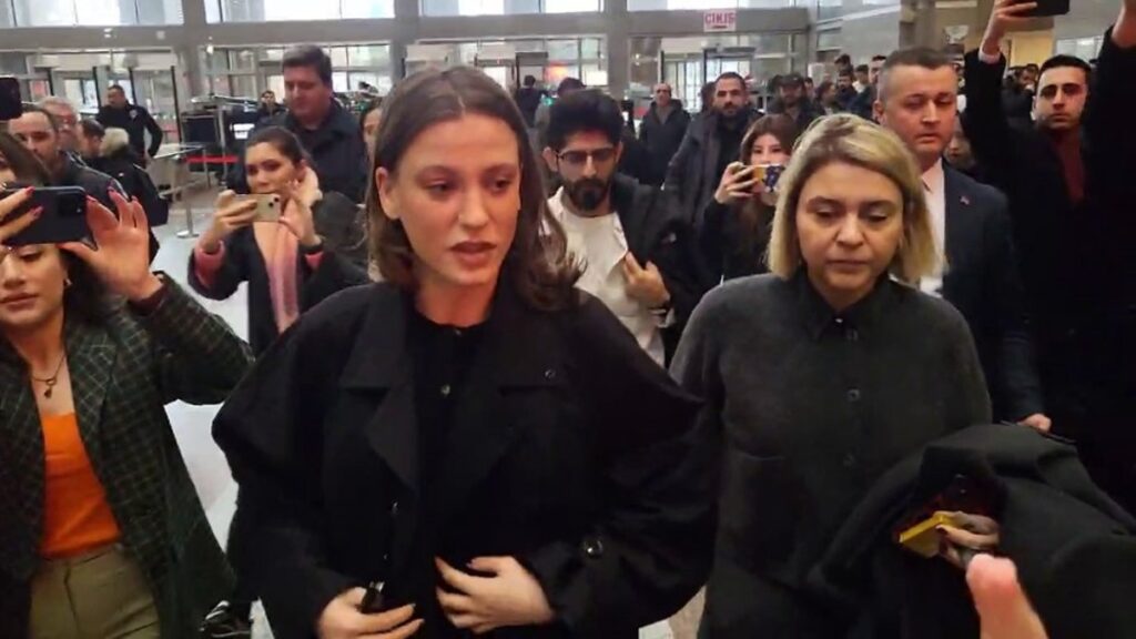 serenay sarikaya ifade vermek icin adliyede R8M1g6U6