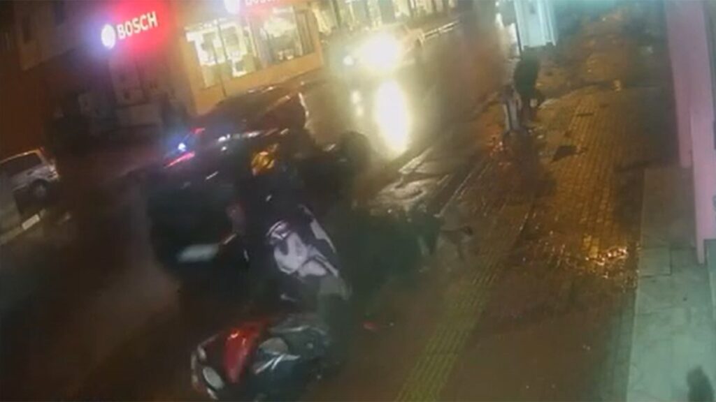 tekirdagda park halindeki motosikletlere carpan arac kacti OXEPbHWX