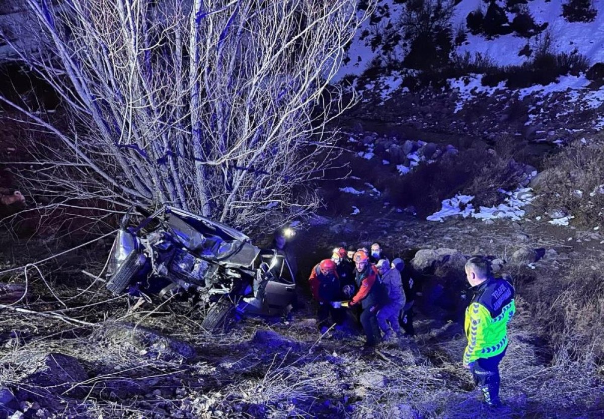 tuncelide kaza yapan aracta sikisan genc yarali kurtarildi 0