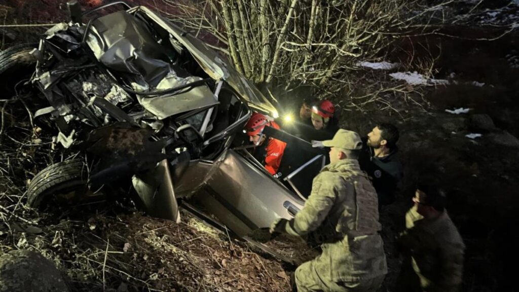 tuncelide kaza yapan aracta sikisan genc yarali kurtarildi mMrxcsr2