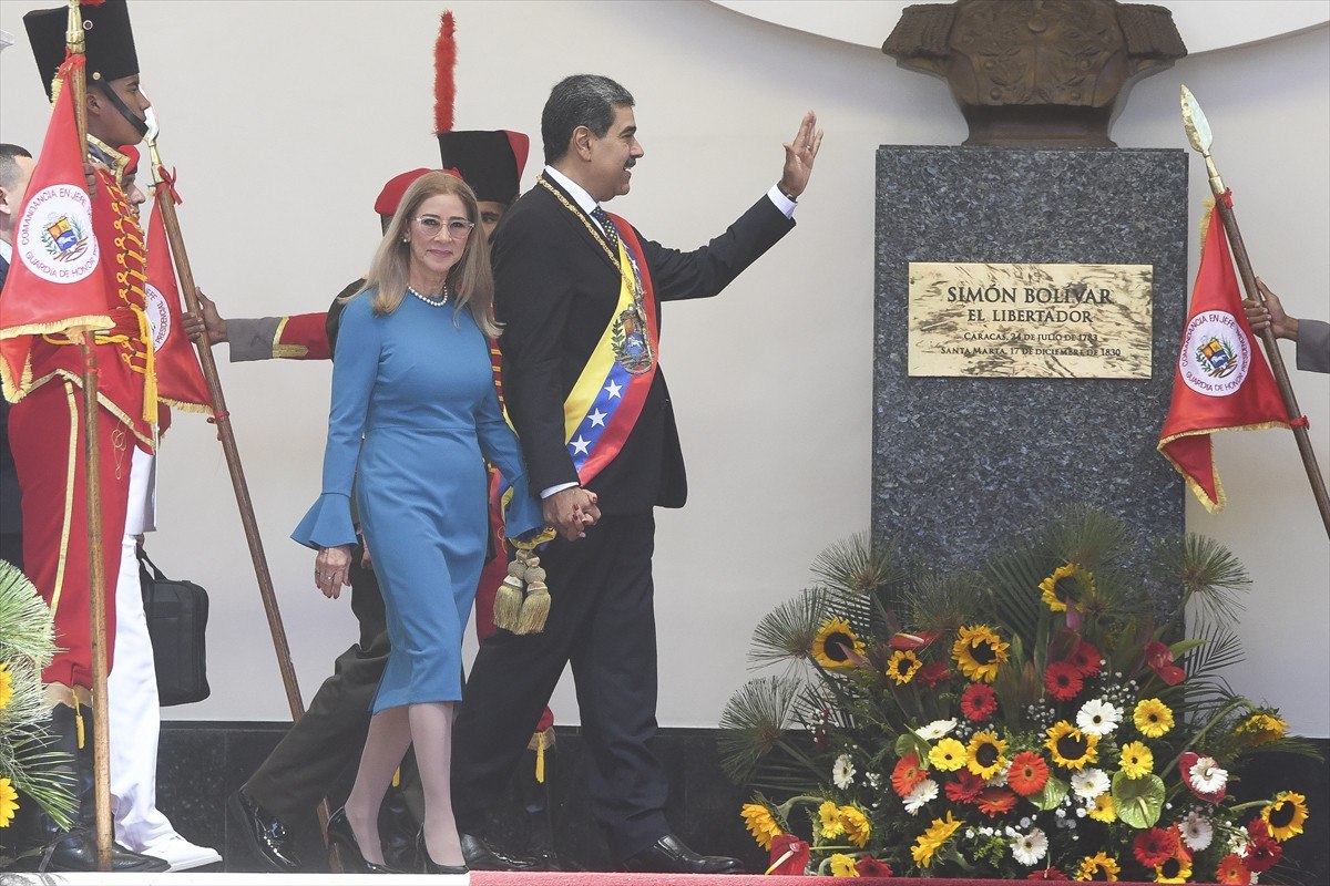 venezuelada yemin toreninden sonra maduro destekcilerini selamladi 1 Fy1zAuGL