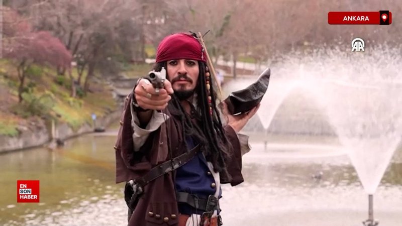 yerli jack sparrow ankara sokaklarinda 8uiSgjUF