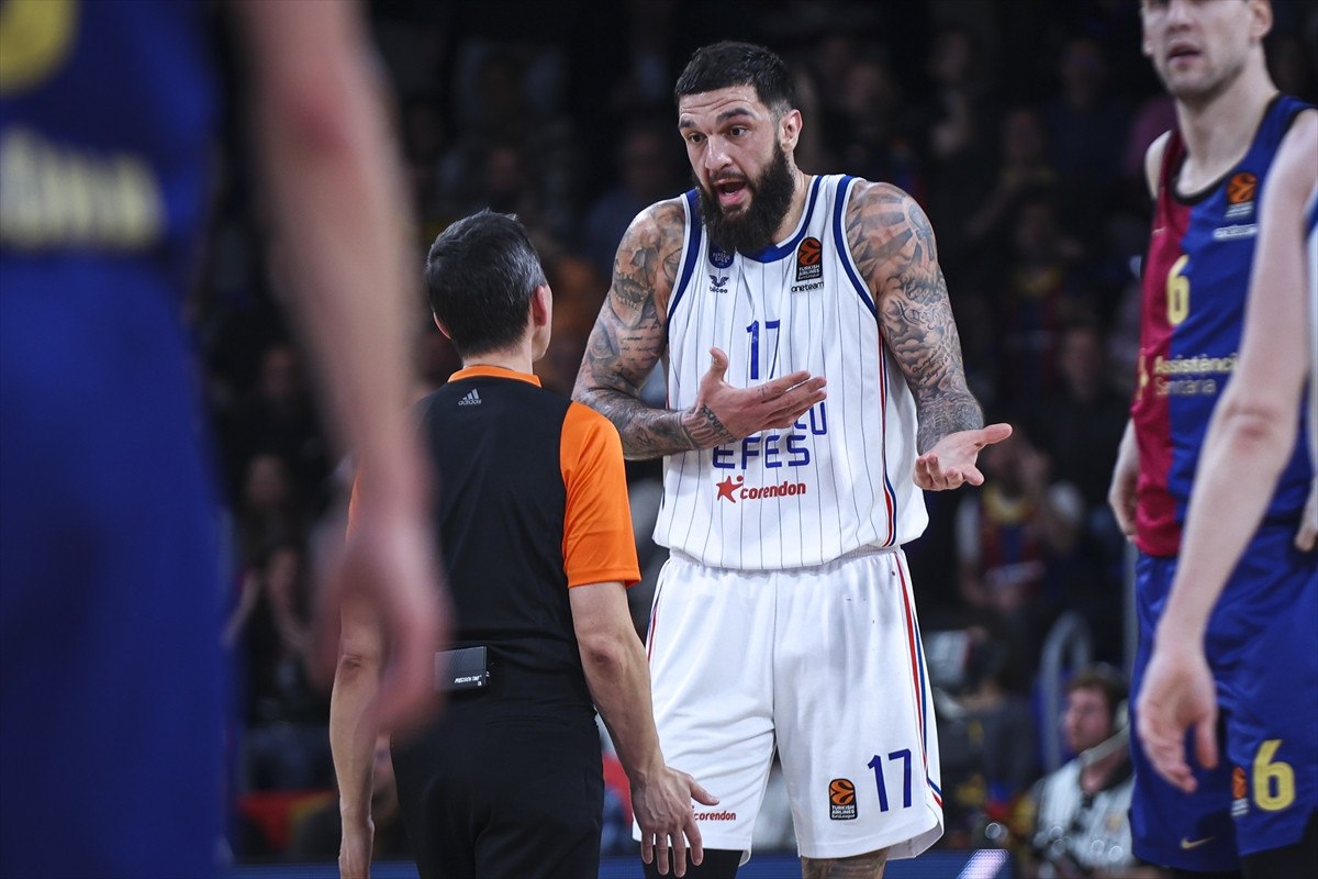 anadolu efes deplasmanda barcelonaya kaybetti 0