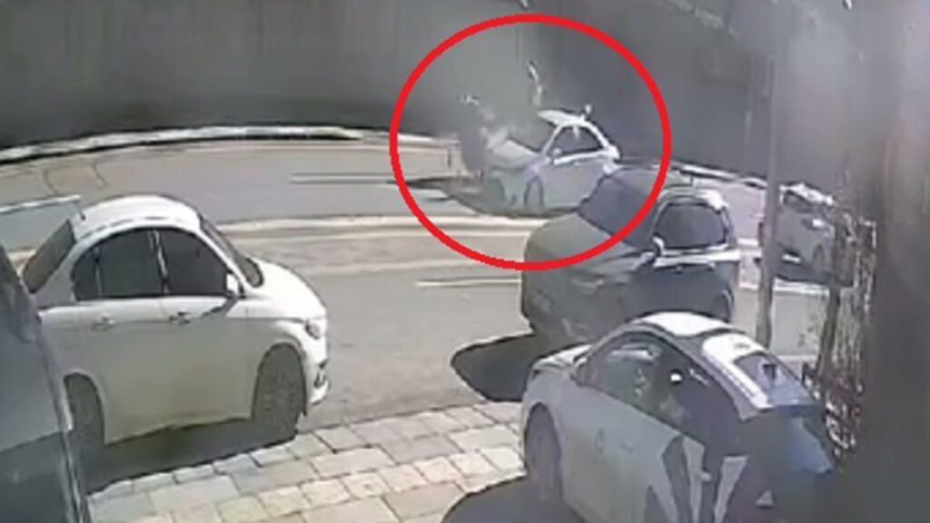 ankarada otomobilin carptigi motosikletli kurye yasamini yitirdi i1VxiMyV