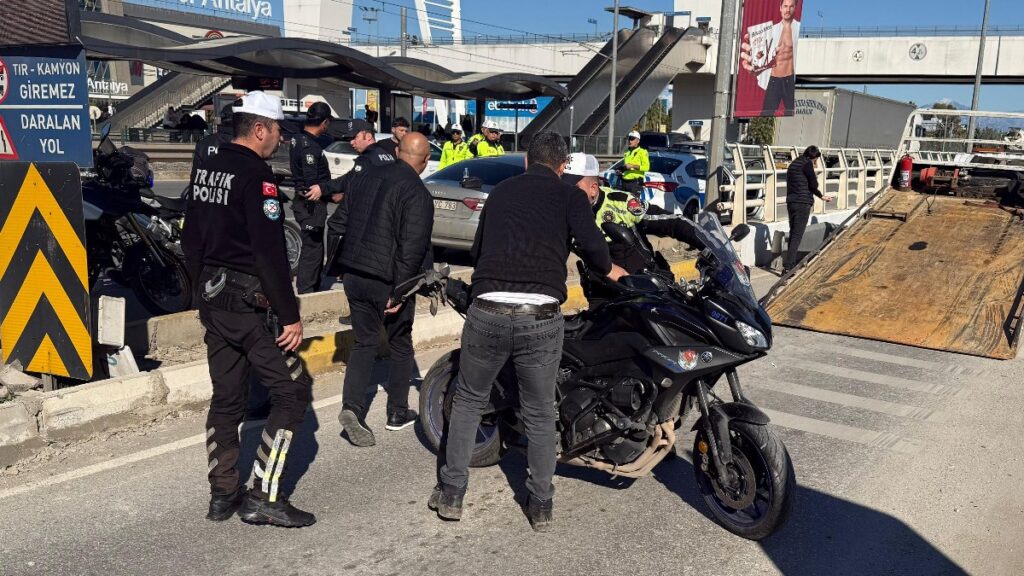 antalyada alkollu surucunun sikistirdigi motosikletli polis yaralandi w4ek6Ewf