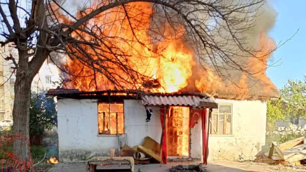 antalyada gecekondu yangini bHiXmgVU