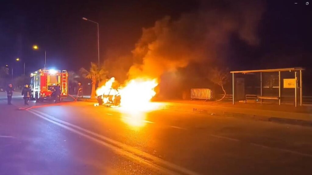 antalyada seyir halindeki otomobil kule dondu pJL5eKBy