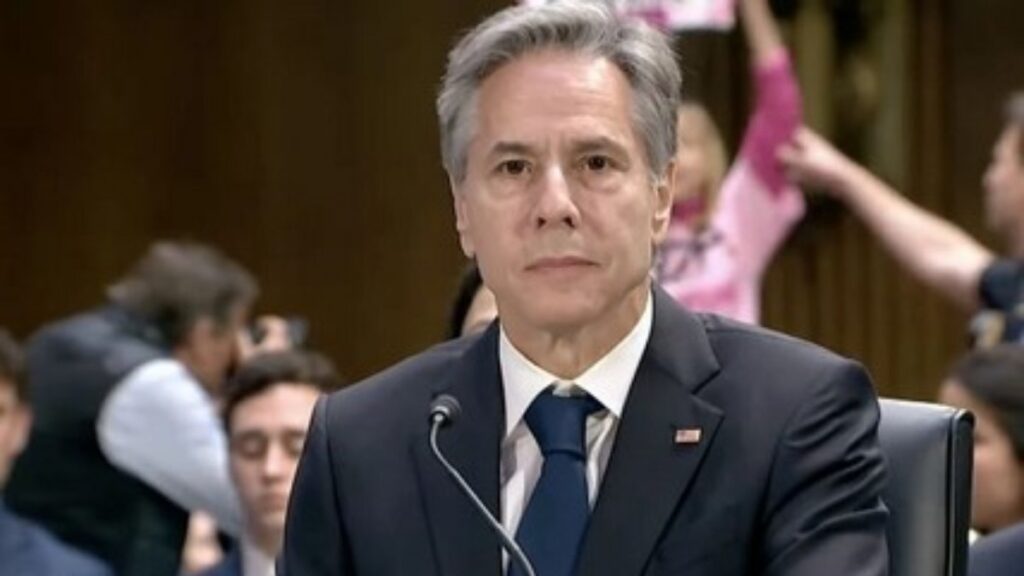 blinkena soykirimci diyen gazeteci salondan zorla cikarildi ECi8EnVV