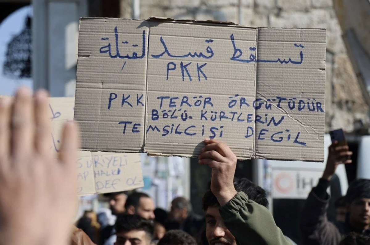 emevi camiinde restorasyon oncesi son cuma namazi 0 ONmOuttf