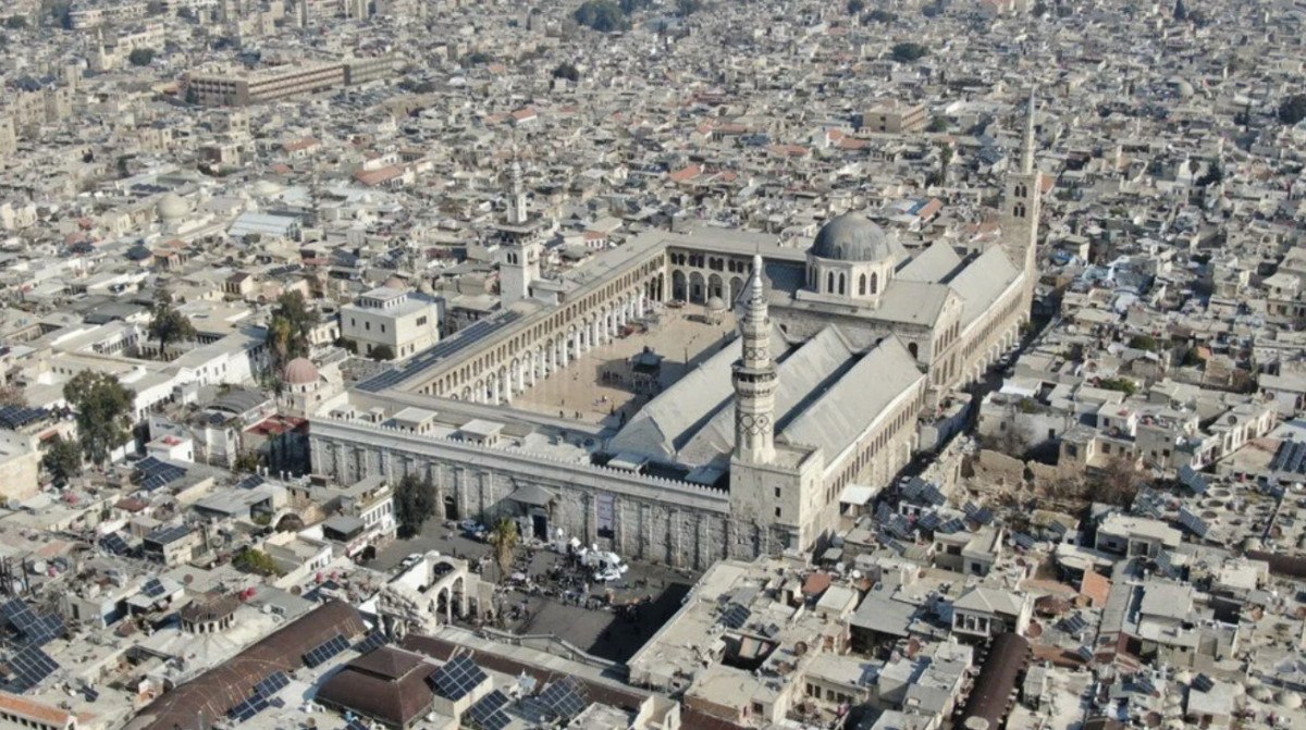 emevi camiinde restorasyon oncesi son cuma namazi 1 QmFJq2f9