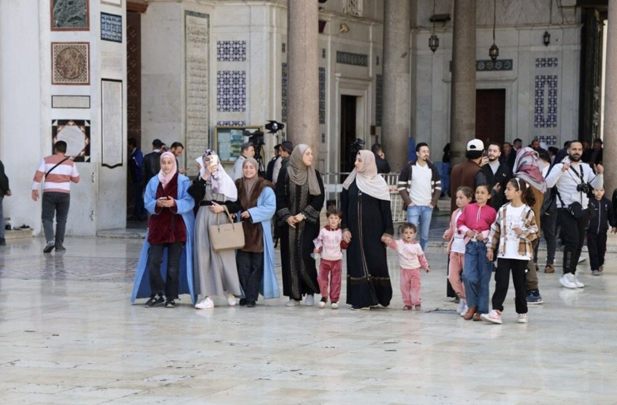 emevi camiinde restorasyon oncesi son cuma namazi 2 DYpvDGNe