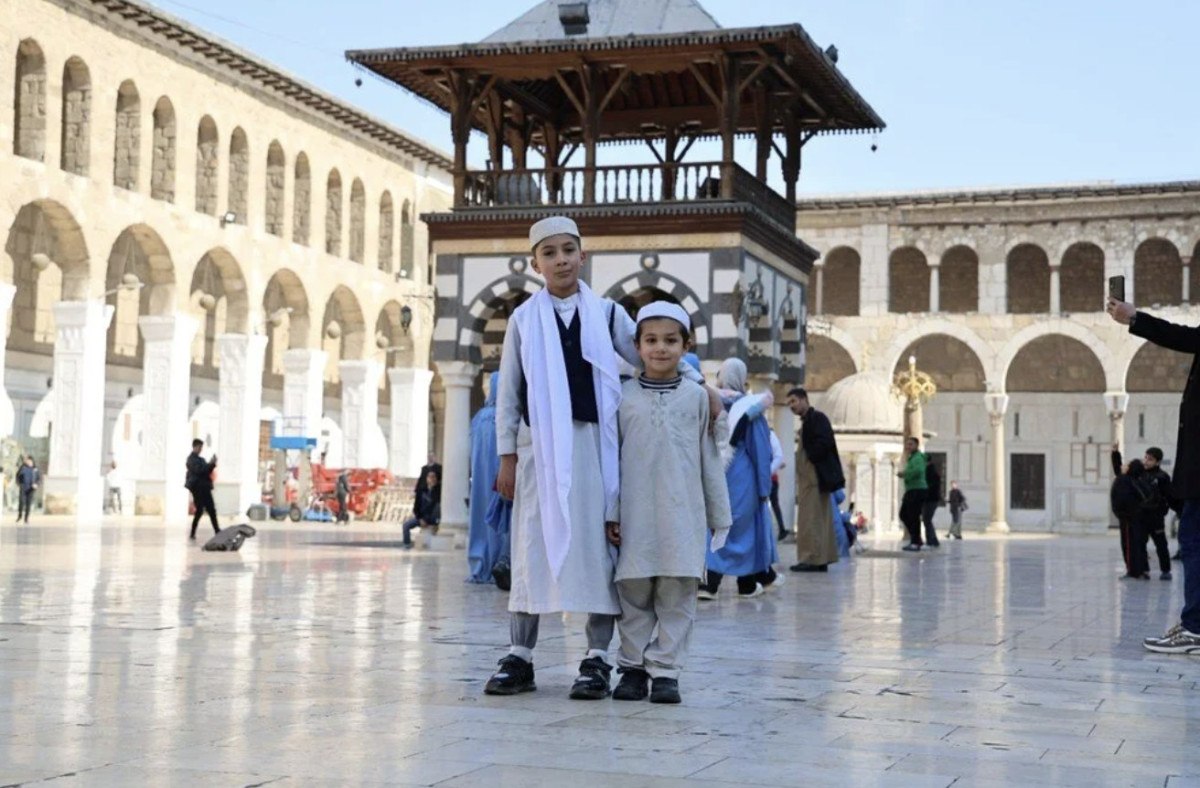 emevi camiinde restorasyon oncesi son cuma namazi 3 B15lBl4g