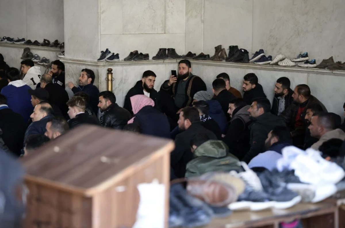 emevi camiinde restorasyon oncesi son cuma namazi 4 uD7zA6y5