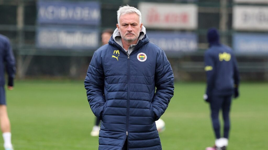 fenerbahce adana demirspor macinin hazirliklarini surdurdu 4bRfkuUG