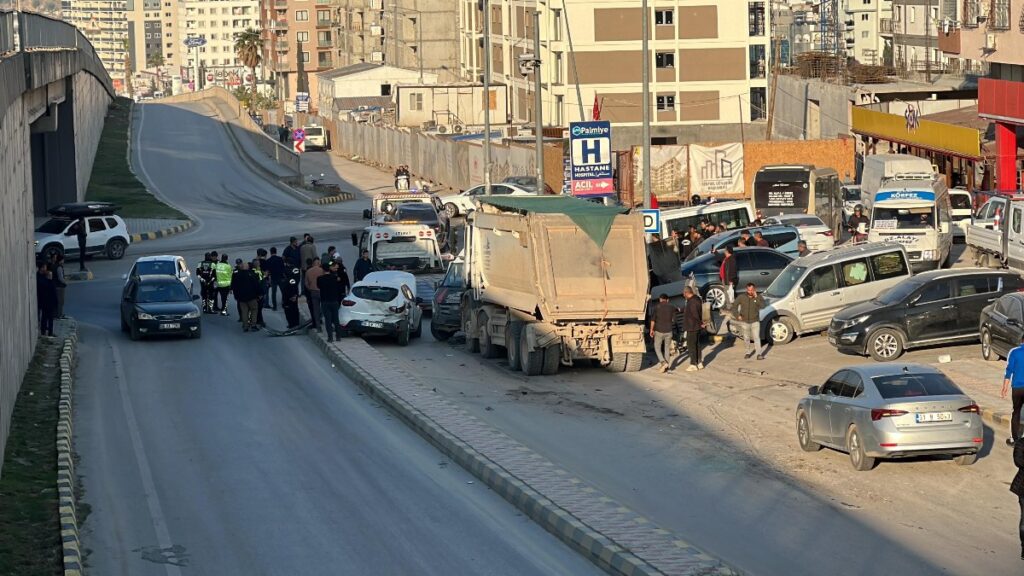 hatayda freni arizalanan hafriyat kamyonu dehset sacti 4kFAGTAt