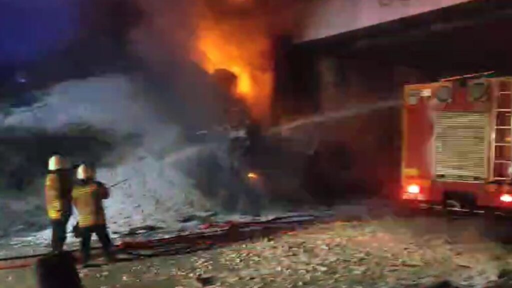 hatayda surucu kopruden ucarak alev alan tirda mahsur kaldi kUI3bTSU