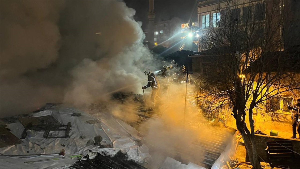 istanbul beyoglunda gecekondular yanginda kullanilamaz hale geldi 0