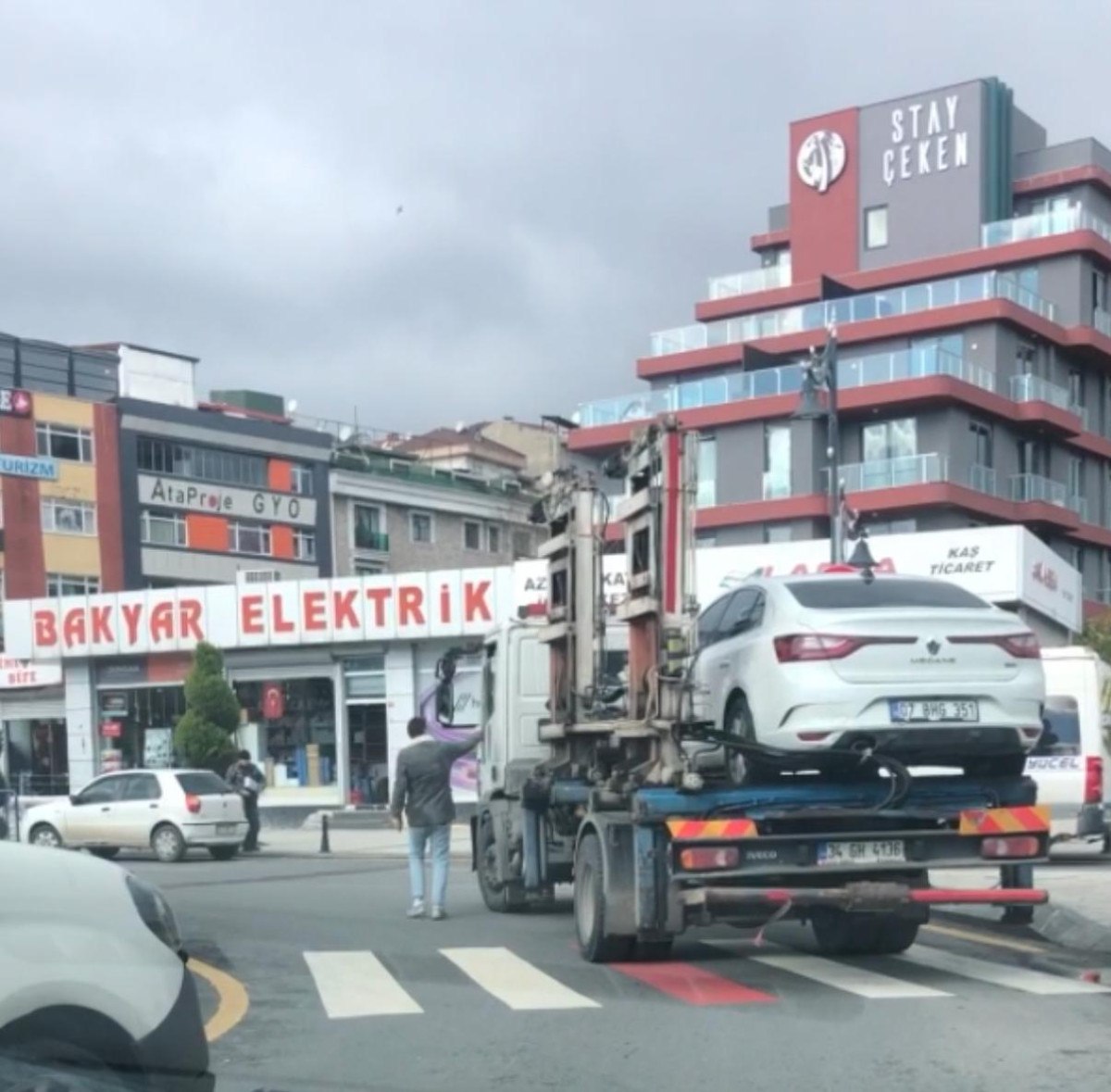 istanbul kagithanede cekiciyi kovaladi surucu aracini son anda kurtardi 1 c4sqPYww