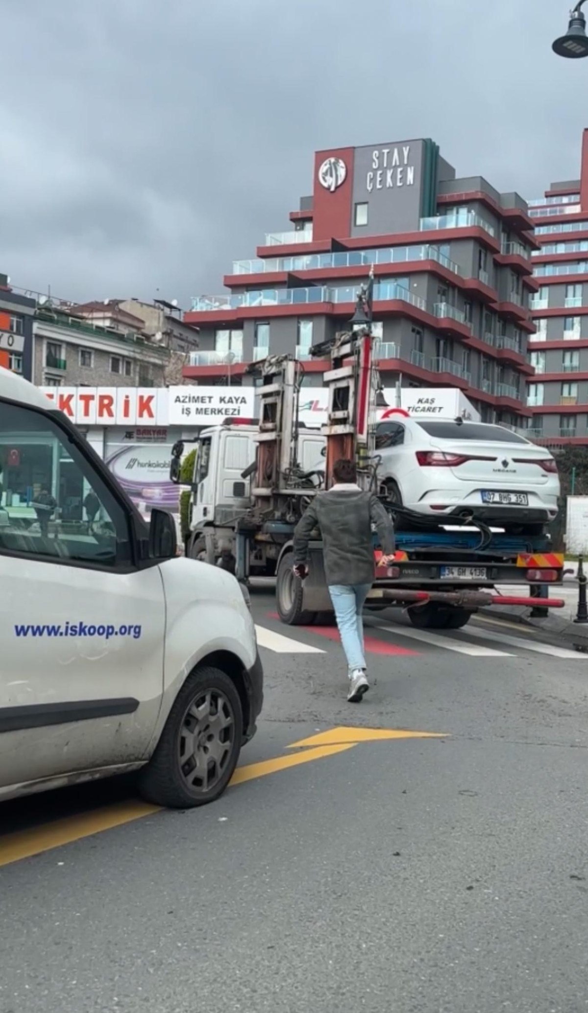 istanbul kagithanede cekiciyi kovaladi surucu aracini son anda kurtardi 7