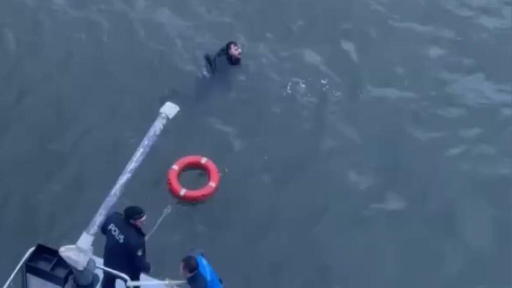 istanbulda kopruden denize dustu deniz polisi kurtardi LH475RiS