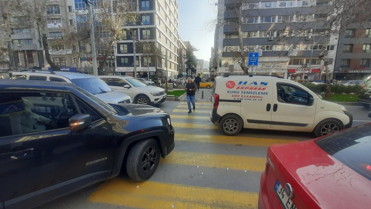 izmirde yaya gecidindeki vatandaslara yol vermeyen suruculer 1 snaM8Dpv