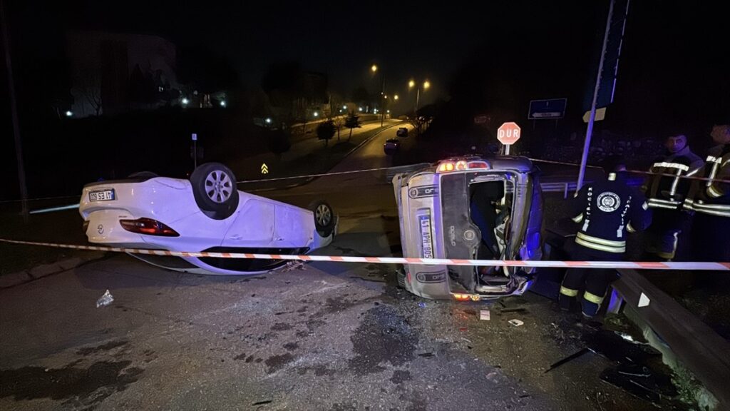 kocaelide hafif ticari arac ile otomobil carpisti 4 yarali uksHHa66